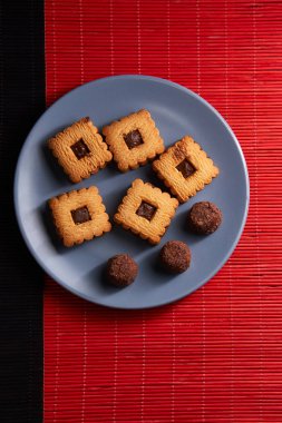 Bir tabağa hazır servis gerekir kum çikolatalı kurabiye yığılmış.