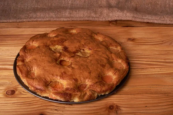 kayısı kek koyu ahşap arka plan üzerinde. renklendirme