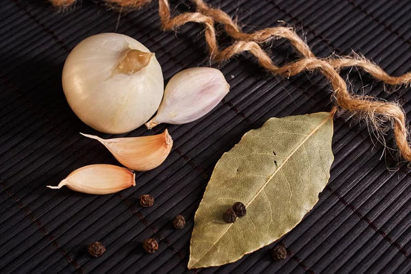 Defne yaprağı, soğan ve sarımsak masa üstü. Kuru baharat karışımı