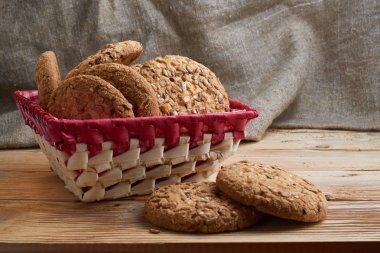 Tuzlu kurabiye üzerinde bir ahşap masa ve çuval bezi arka plan ayçiçeği susam serpilir