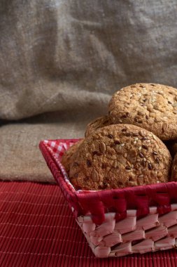 Tuzlu kurabiye üzerinde bir ahşap masa ve çuval bezi arka plan ayçiçeği susam serpilir