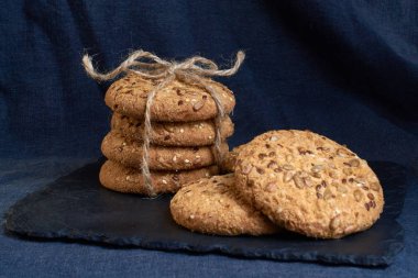 Tuzlu kurabiye susam, ekose üzerinde ayçiçeği serpilir