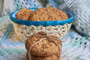 Tuzlu kurabiye susam, ekose üzerinde ayçiçeği serpilir