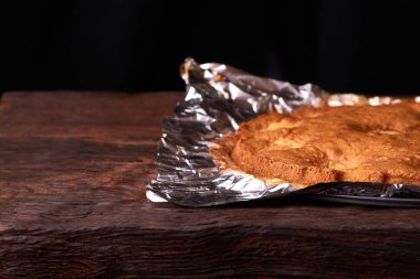 folyo maddeler tarçın, abricot, yumurta, un, süt ve şeker ile kayısı pasta pişmiş. Gıda fotoğraf