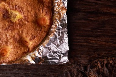 Folyo ahşap bir masa üzerinde pişmiş kayısı