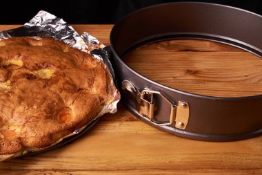 folyo maddeler tarçın, abricot, yumurta, un, süt ve şeker ile kayısı pasta pişmiş. Gıda fotoğraf