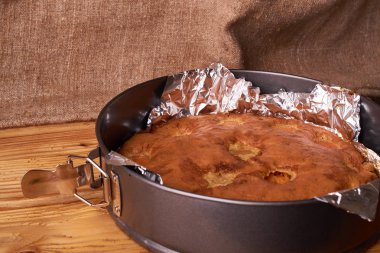 Folyo ahşap bir masa üzerinde pişmiş kayısı