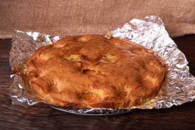 folyo maddeler tarçın, abricot, yumurta, un, süt ve şeker ile kayısı pasta pişmiş. Gıda fotoğraf