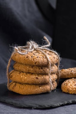 Susam ve Ayçiçeği tohumları şeyl yönetim kurulu ve koyu arka plan üzerinde ile tanımlama. Sağlıklı beslenme