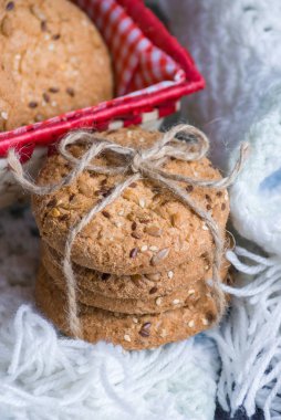 Tuzlu kurabiye susam, ekose üzerinde ayçiçeği serpilir