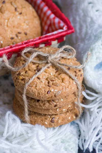 Tuzlu kurabiye susam, ekose üzerinde ayçiçeği serpilir