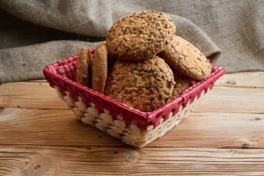 Tuzlu kurabiye üzerinde bir ahşap masa ve çuval bezi arka plan ayçiçeği susam serpilir