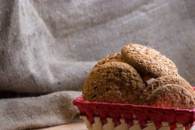 Tuzlu kurabiye üzerinde bir ahşap masa ve çuval bezi arka plan ayçiçeği susam serpilir