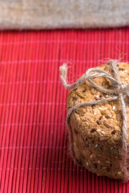 Tuzlu kurabiye üzerinde bir ahşap masa ve çuval bezi arka plan ayçiçeği susam serpilir