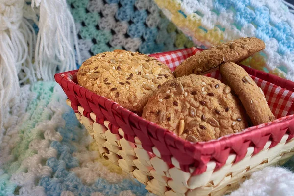 Biscoitos Aveia Caseiros Com Sementes Girassol Dentro Perto Cesta Quadriculada — Fotografia de Stock