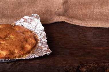 folyo maddeler tarçın, abricot, yumurta, un, süt ve şeker ile kayısı pasta pişmiş. Gıda fotoğraf