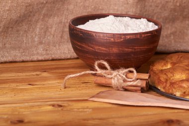 kayısı pasta ve bir kase un ve diğer malzemeler ahşap tablo