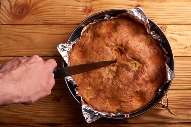folyo maddeler tarçın, abricot, yumurta, un, süt ve şeker ile kayısı pasta pişmiş. Gıda fotoğraf