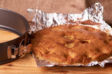 folyo maddeler tarçın, abricot, yumurta, un, süt ve şeker ile kayısı pasta pişmiş. Gıda fotoğraf