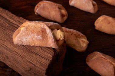 Süzme peynir - sochnik ahşap masa ile tanımlama. Klasik renkleri. Sıcak fotoğraf