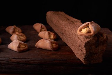 Fırın cheesecakes süzme peynir ile. ahşap masa pişirme kızarır. siyah arka plan üzerine tatlı ve lezzetli kurabiye