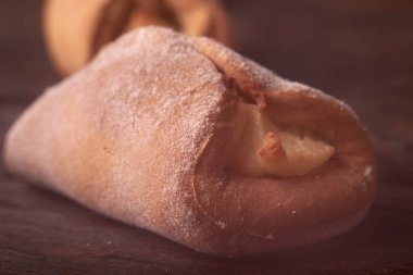 taze pasta Hamur Mayaları süzme peynir pişirme ahşap bir masa üzerine gelen süzme peynir ile. Küçük işletme ekmek kavramı