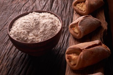 Kil kase un ve süzme peynir kurabiye ile. Cookie koyu arka plan üzerinde pişirme. Metin için yer