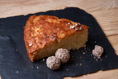 Elmalı turta tart kuru üzüm, ceviz ve tarçın ile şeyl gemide bir vintage ahşap arka plan doku var. Rustik tarzı