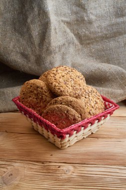 Tuzlu kurabiye üzerinde bir ahşap masa ve çuval bezi arka plan ayçiçeği susam serpilir