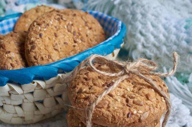 Tuzlu kurabiye susam, ekose üzerinde ayçiçeği serpilir