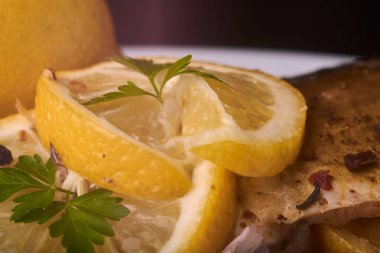 Sulu limon, sarımsak ve tuz tarafı kaplı iştah açıcı Fırında Balık