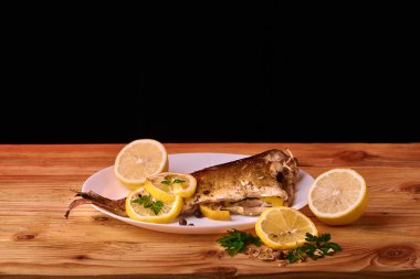 Sulu limon, sarımsak ve tuz tarafı kaplı iştah açıcı Fırında Balık