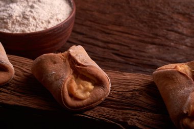 un, kase süzme peynir ve süt bir sürahi. yumurta. cheesecakes Ahşap Doğrama tahtası üzerinde yapmak için ürünler