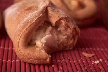 Süzme peynir kurabiye parçaya nibbled. ahşap masa pişirme kızarır. tatlı ve lezzetli kurabiye