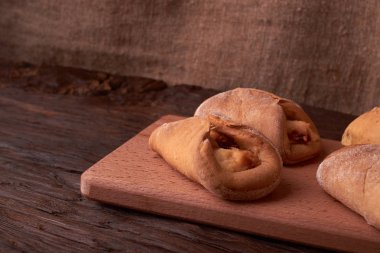 pasta Hamur Mayaları süzme peynir pişirme ahşap bir masa üzerine gelen süzme peynir ile. Küçük işletme ekmek kavramı