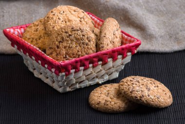 Tuzlu kurabiye üzerinde bir ahşap masa ve çuval bezi arka plan ayçiçeği susam serpilir