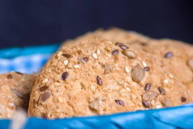 Tuzlu kurabiye üzerinde bir ahşap masa ve çuval bezi arka plan ayçiçeği susam serpilir