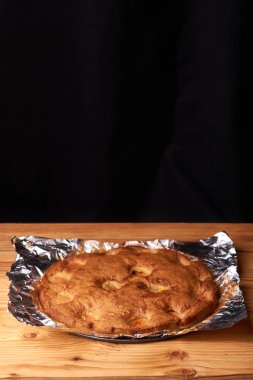 kayısı kek koyu ahşap arka plan üzerinde. renklendirme