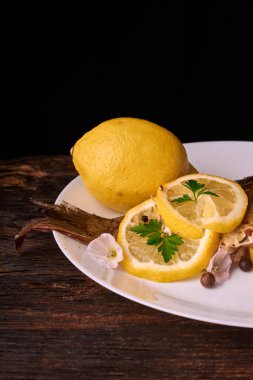 Otlar ve ahşap zemin, üstten görünüm üzerine limon ile ızgara balık. Akdeniz lüks deniz ürünleri kavramı