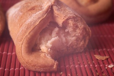 Ev yapımı çörekler ahşap arka plan üzerinde süzme peynir ile doldurulmuş. Makro fotoğraf. Seçici odak.