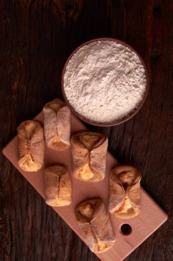 Süzme peynir kurabiye ve meşe ahşap arka plan üzerinde küçük un. Makro, yakın