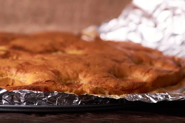 Ahşap masa arka plan üzerine kayısı ile tart