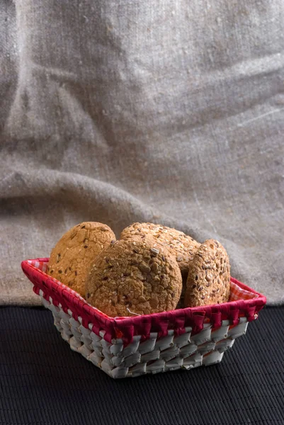 Biscoitos Salgados Polvilhados Com Sementes Gergelim Girassol Uma Mesa Madeira — Fotografia de Stock