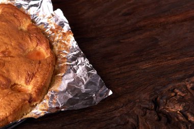 Folyo ahşap bir masa üzerinde pişmiş kayısı