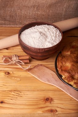 kayısı pasta ve bir kase un ve diğer malzemeler ahşap tablo