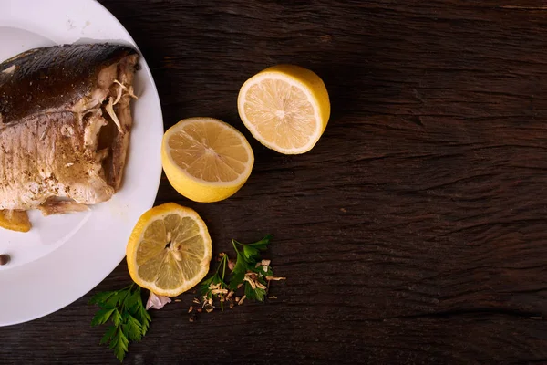 Sulu limon, sarımsak ve tuz tarafı kaplı iştah açıcı Fırında Balık