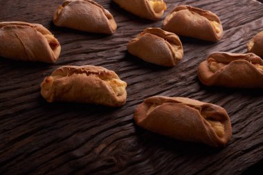 Fırın cheesecakes süzme peynir ile. ahşap masa pişirme kızarır. tatlı ve lezzetli kurabiye