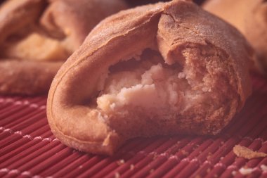 Ev yapımı çörekler ahşap arka plan üzerinde süzme peynir ile doldurulmuş. Makro fotoğraf. Seçici odak.