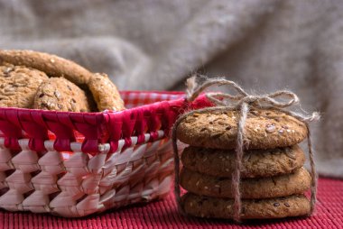 Tuzlu kurabiye üzerinde bir ahşap masa ve çuval bezi arka plan ayçiçeği susam serpilir