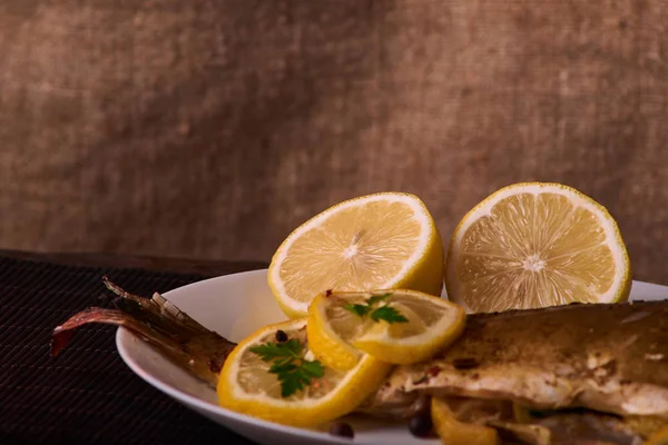 Peixe Grelhado Com Ervas Limão Sobre Fundo Madeira Vista Superior — Fotografia de Stock